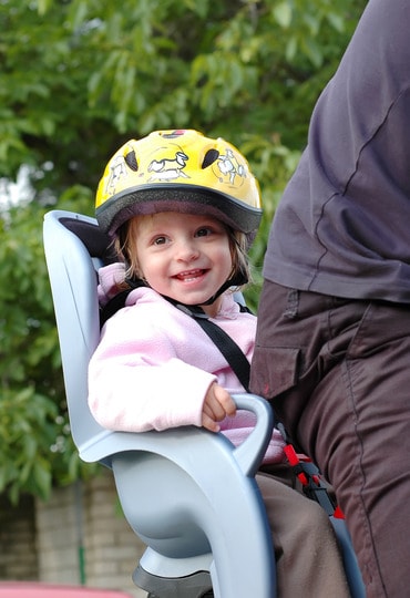 Mit der Tagesmutter unterwegs: Kind im Fahrradsitz